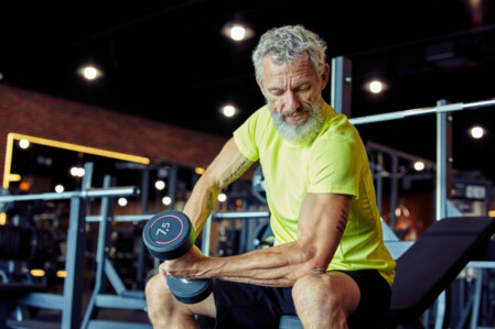 exercices renforcement musculaire senior à domicile